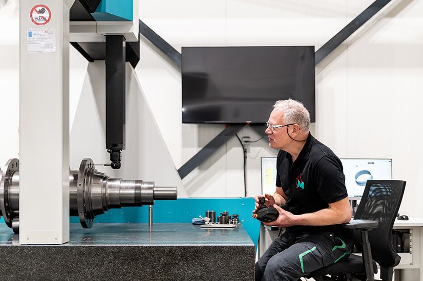 Medewerker van Microtechniek voert nauwkeurige 3D-meting uit aan metalen as voor kwaliteitscontrole, precisietechniek en machinebouw
