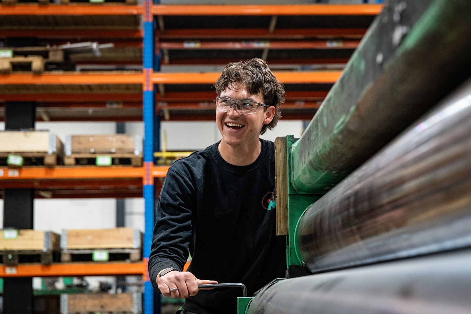 Medewerker van Microtechniek voert reparatie en onderhoud uit aan industriële rollenmachine voor technische installaties, machinebouw en staalindustrie